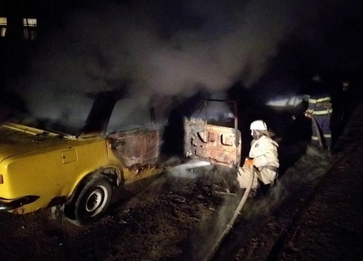 Под Харьковом ночью горели два автомобиля