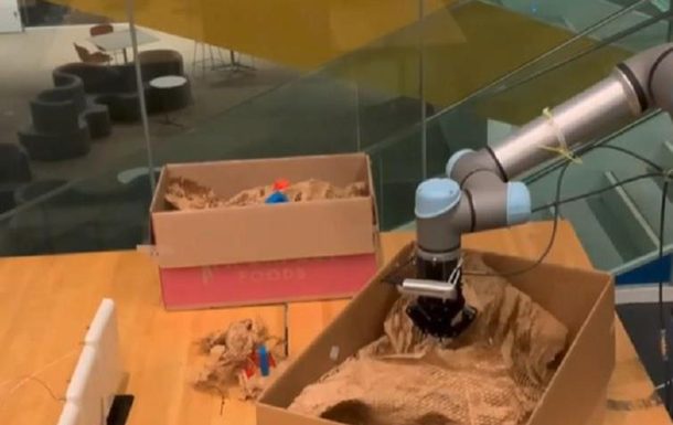 Американский робот научился «вслепую» узнавать предметы
