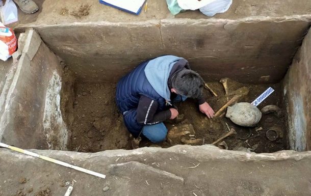 На Тернопольщине обнаружили древний сундук-могильник