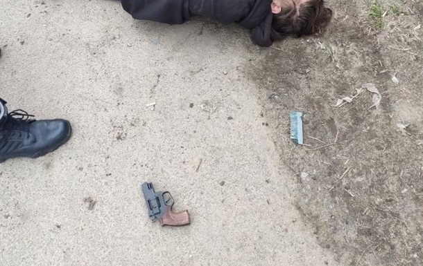 В Житомире преступник во время побега подстрелил сам себя