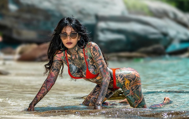 35-летняя жительница Таиланда покрыла татуировками 98% своего тела
