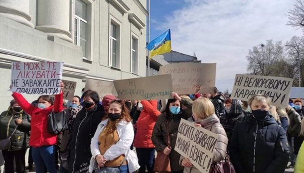 Протестующие прорвались в здание николаевской мэрии