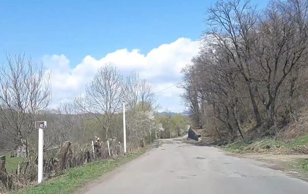 Водитель показал реальное состояние дороги на Закарпатье