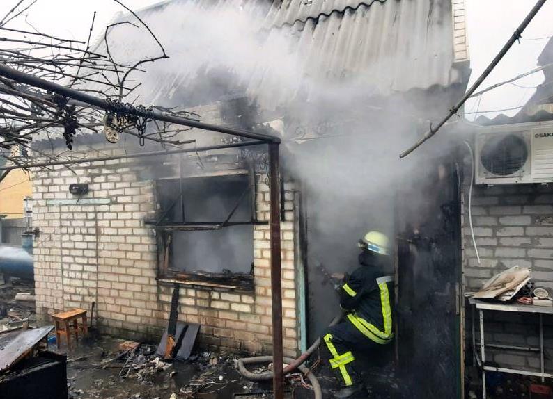 В Запорожском районе тушили пожар в частном доме
