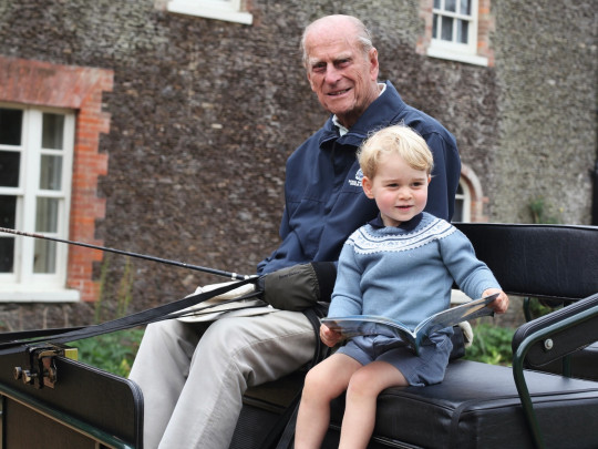 Кейт Миддлтон поделились архивным фото принца Филиппа с внуком