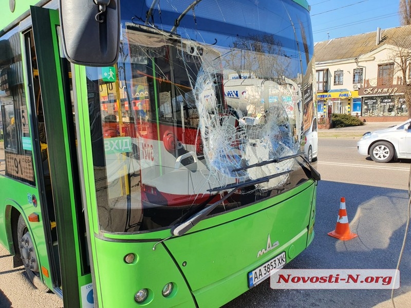 ДТП в Николаеве: на остановке автобус врезался в троллейбус