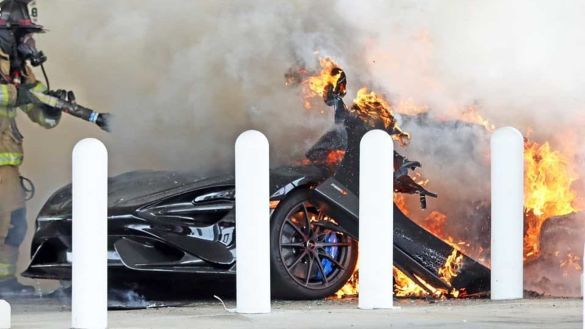 На заправке в США сгорел McLaren за 350 тысяч долларов