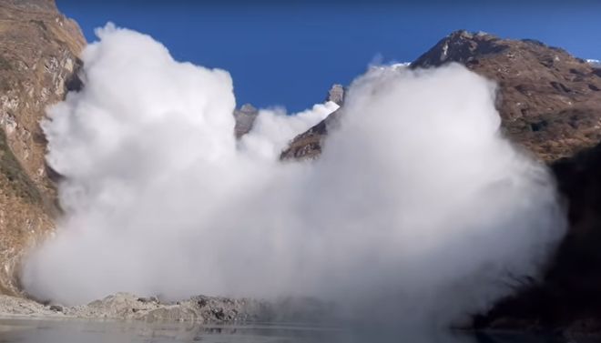 Мощнейшую лавину засняли с близкого расстояния