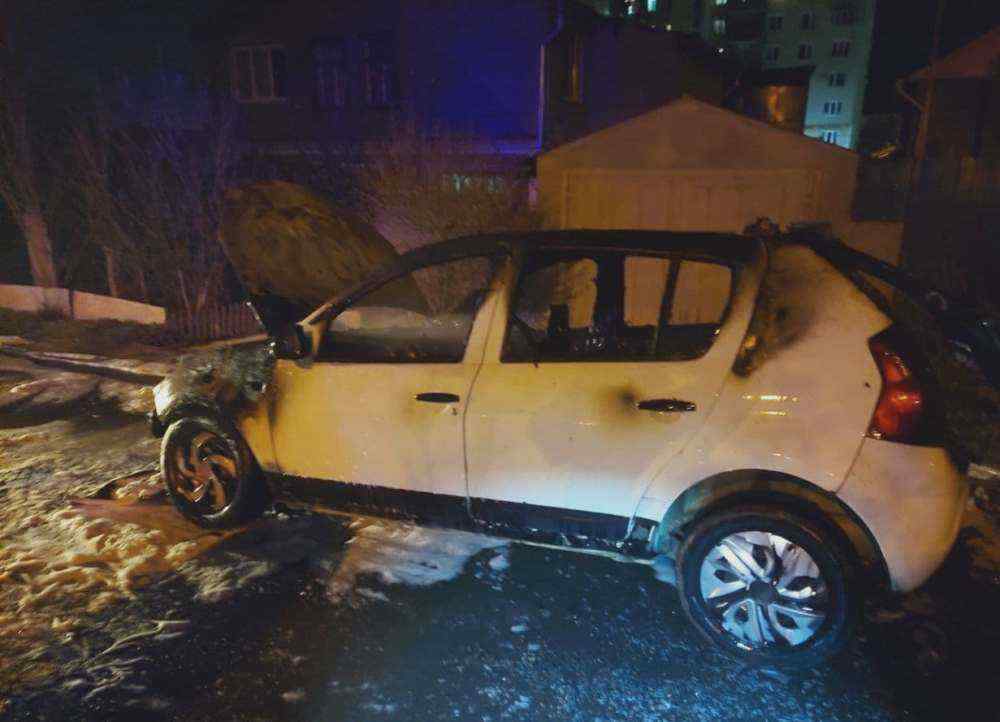 Под Одессой загорелся припаркованный авто