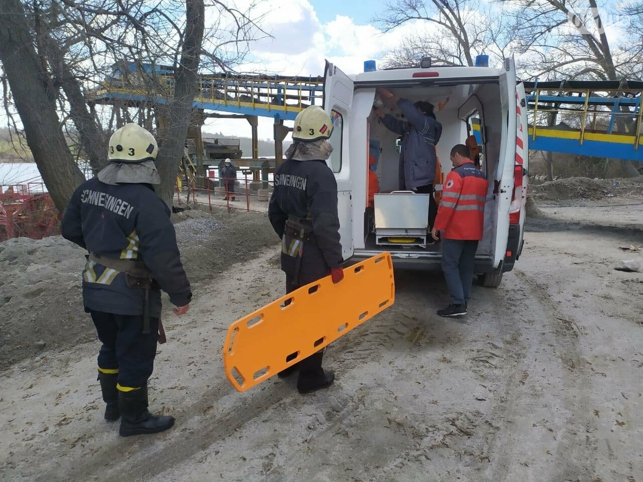В Запорожье спасали мужчину, упавшего в трюм баржи
