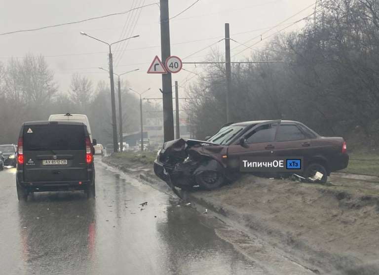 В Харькове столкнулись Nissan и Жигули 