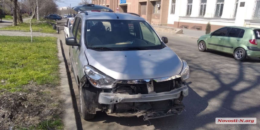 В Николаеве у университета столкнулись минивэн и Chevrolet