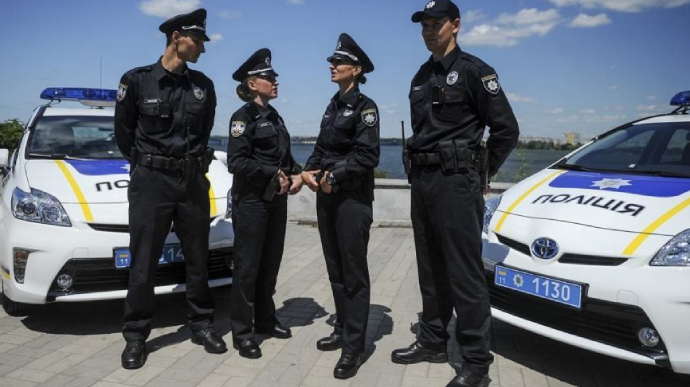 В Киеве хулиган справил нужду на полицейский автомобиль