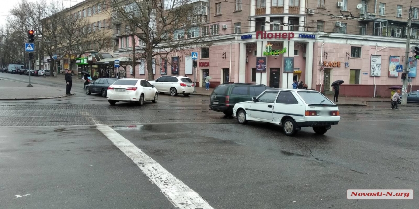 «Таврия» не поделила дорогу с Mitsubishi в центре Николаева