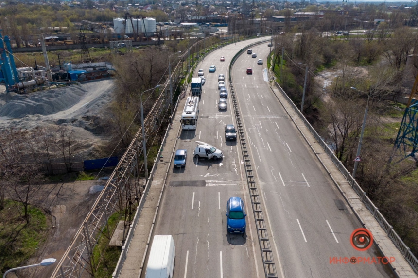В Днепре Skoda въехала в ограждение: есть пострадавшие
