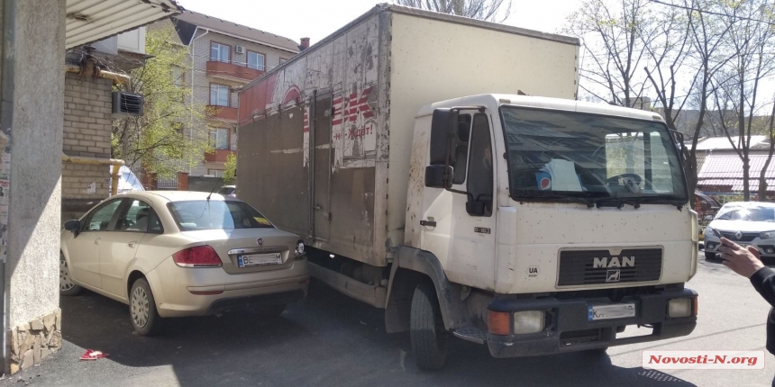 В Николаеве грузовик не поделил дорогу с Fiat