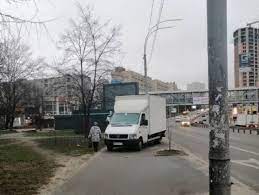 В Киеве водитель припарковал фургон поперек тротуара