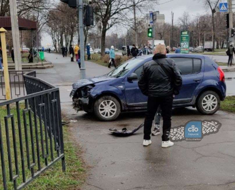 Из-за ДТП в Харькове авто вылетело на тротуар