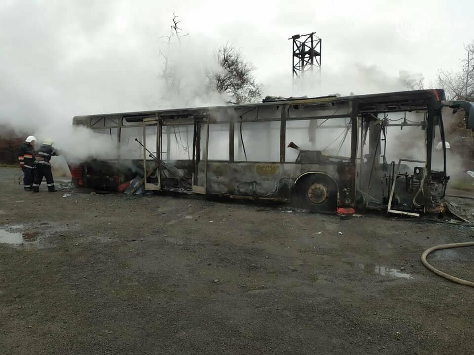 В Мариуполе полностью сгорел заводской автобус