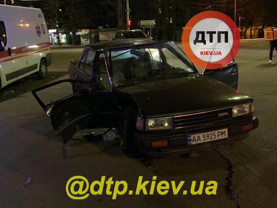 В Киеве у рынка произошло серьёзное ДТП: столкнулись Nissan и Volkswagen