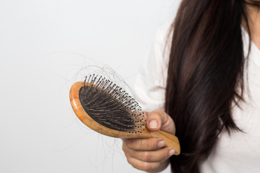 Остановить выпадение волос: названы полезные продукты