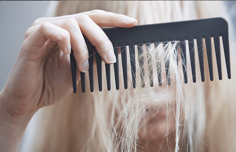 Нутрициолог назвала причину выпадения волос 