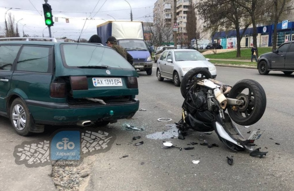 В Харькове столкнулись Volkswagen и мотоцикл: есть пострадавшие