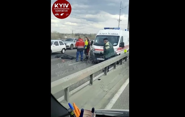 В Киеве с Северного моста на оживленную дорогу упал мужчина