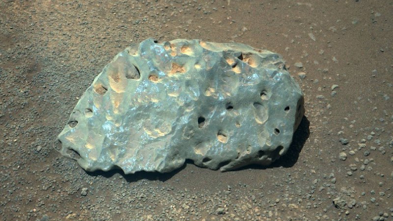 На Марсе был обнаружен необычный голубой камень