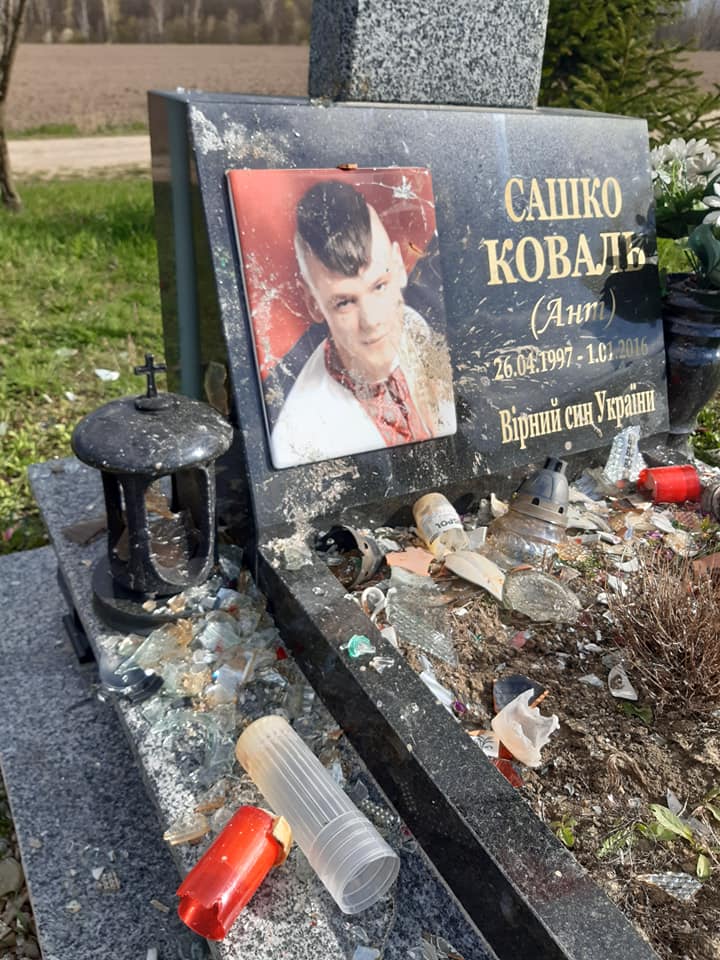 Вандалы осквернили могилу воина АТО на Буковине