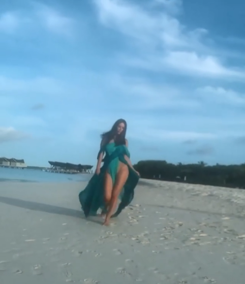 Ани Лорак позировала на мальдивском пляже