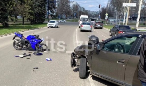 Байкер на скорости врезался в иномарку в Запорожье