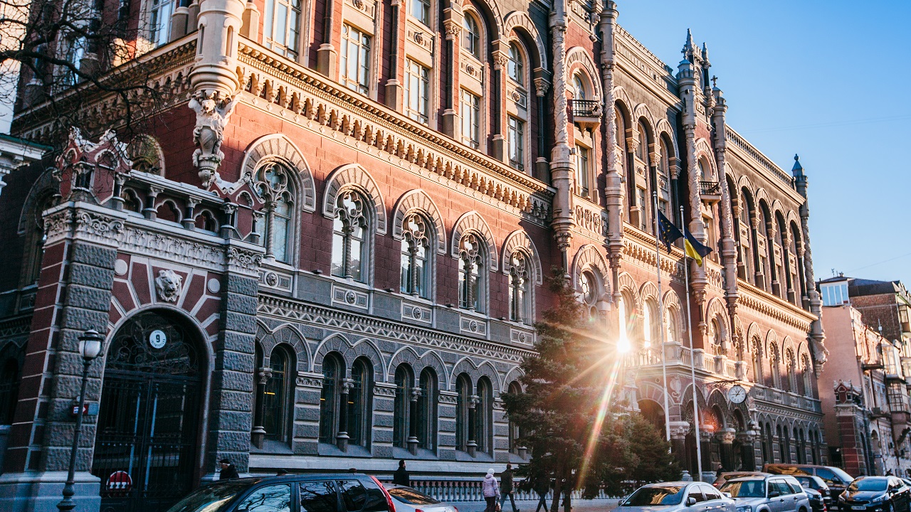 НБУ установил курс на уровне 27,97 гривны за доллар