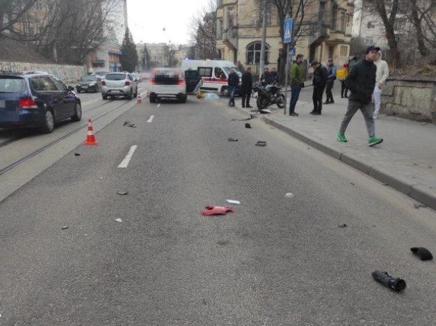 Во Львове водитель внедорожника сбил насмерть курьершу