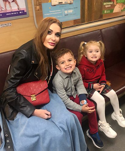 Слава Каминская рассказала, как познакомила детей с метро