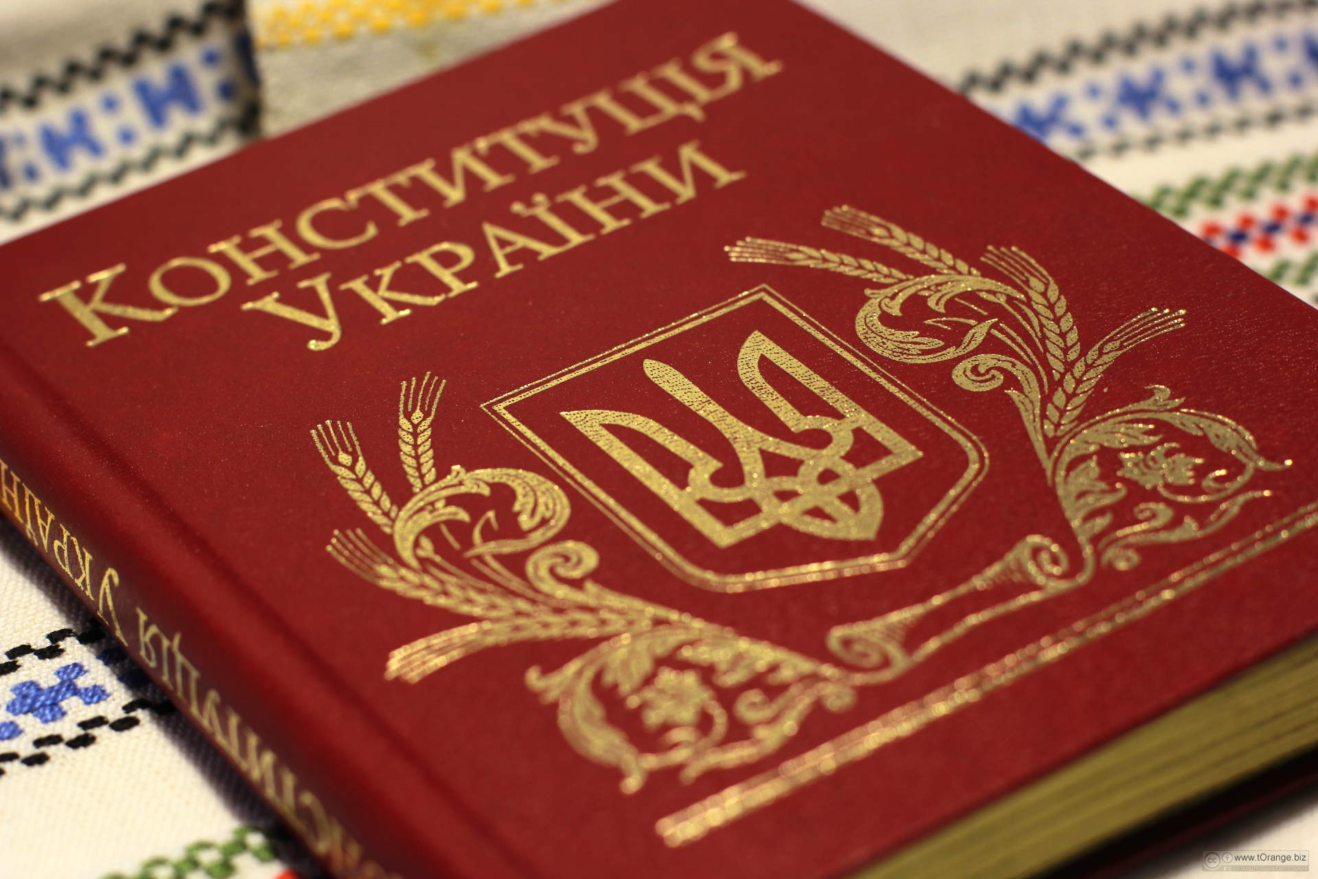 Черный: Недопустимо, чтобы гарант Конституции попирал ее и устраивал на этом «пляски с бубном»