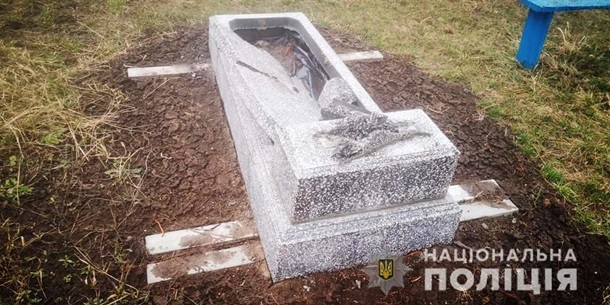 Два подростка решили «развлечься» на кладбище под Винницей