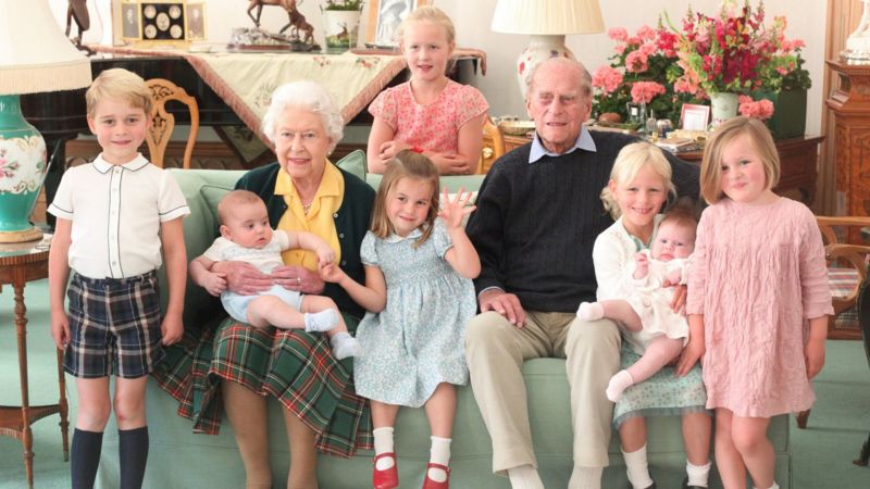 Королевская семья показала неопубликованные фото принца Филиппа