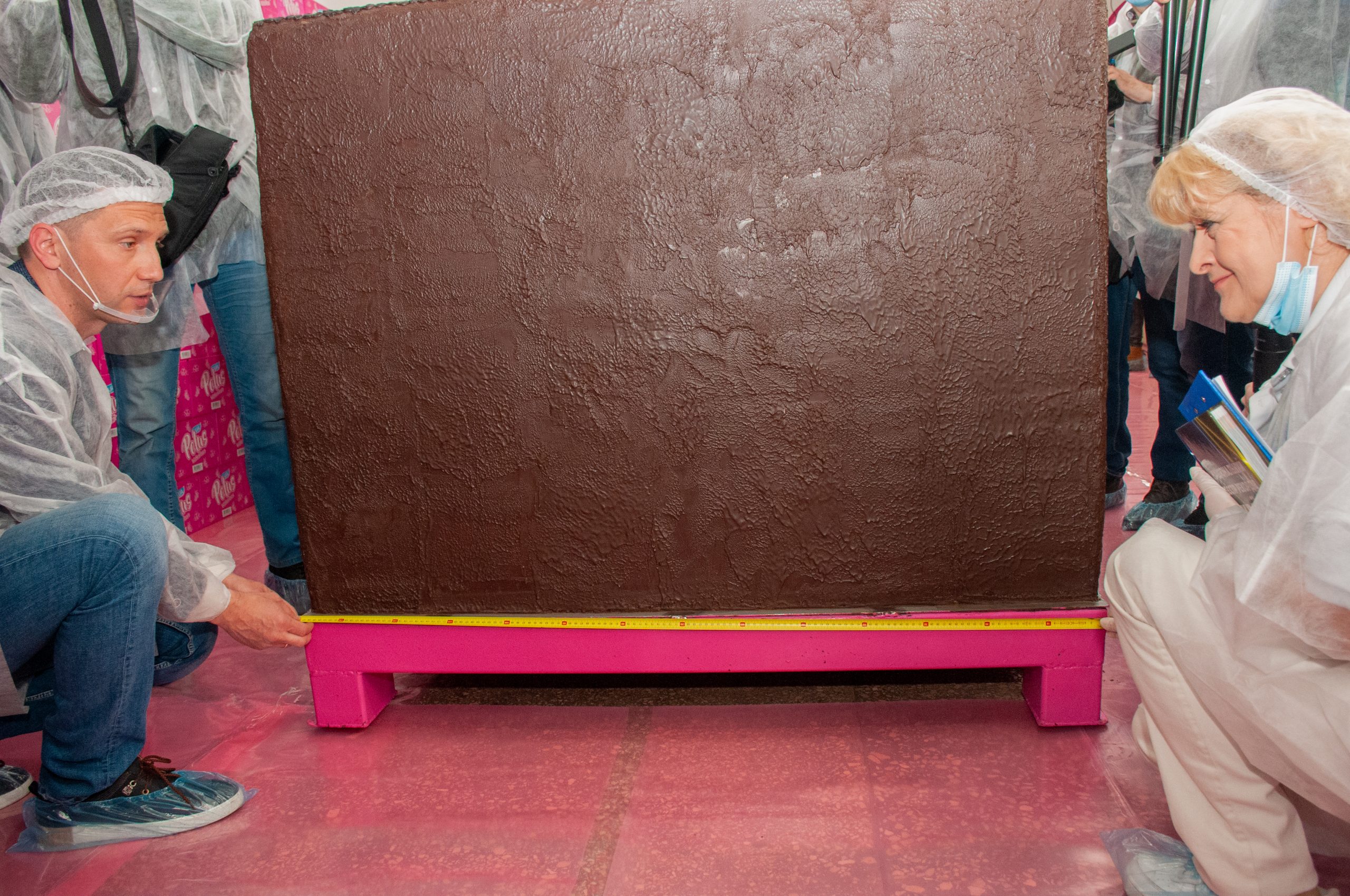 Больше 3-х тонн: В Харькове сделали самый тяжелый в мире шоколадный вафельный батончик