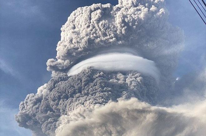 В Индонезии вулкан засыпал пеплом целые города (ВИДЕО)