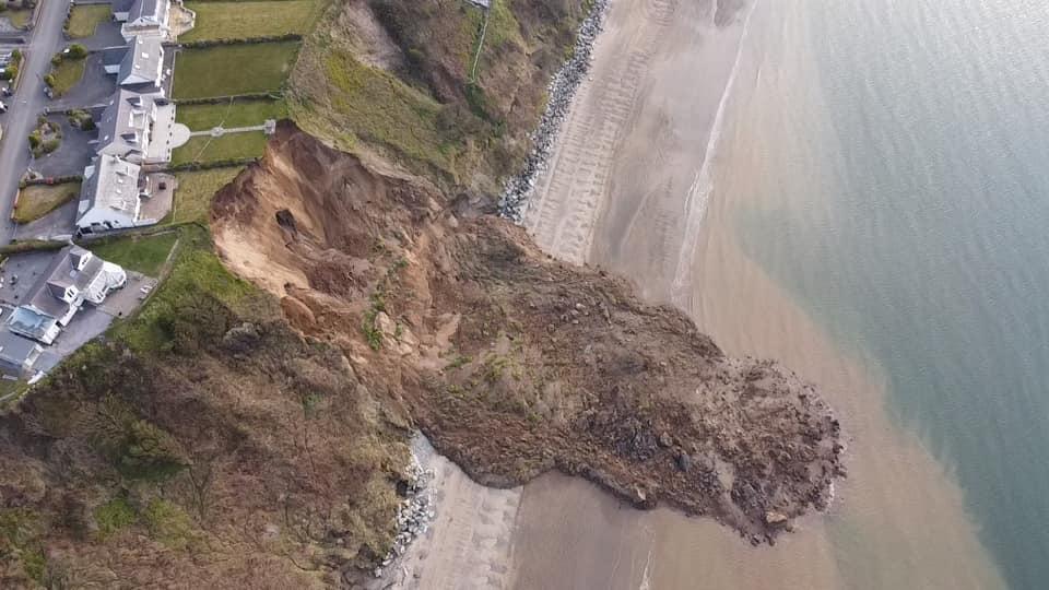 На побережье Великобритании сошел гигантский оползень (фото, видео)