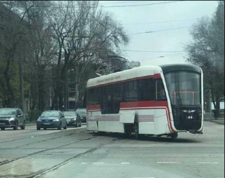 В Запорожье трамвай сошел с рейсов прямо на дорогу