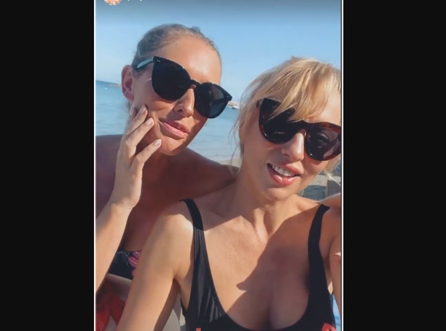 Оля Полякова и Катя Осадчая эффектно позировали на пляже