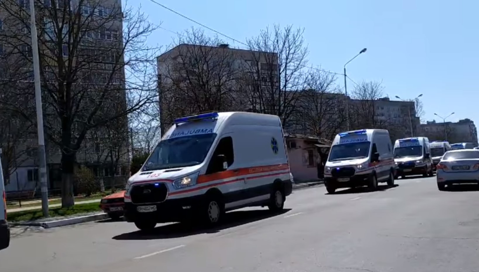 Под Одессой увидели похоронный кортеж из «скорых»
