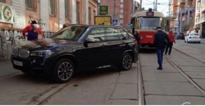 В Киеве «герой парковки» на BMW остановил движение трамваев