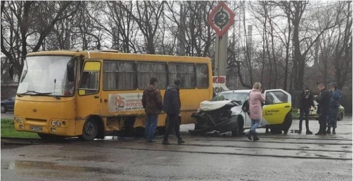 В Запорожье на путях столкнулись легковушка и автобус: 4 пострадавших