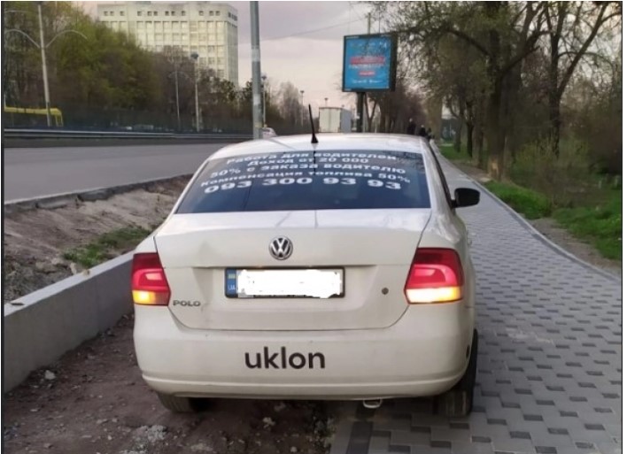 В Киеве таксист на Volkswagen отличился хамской парковой