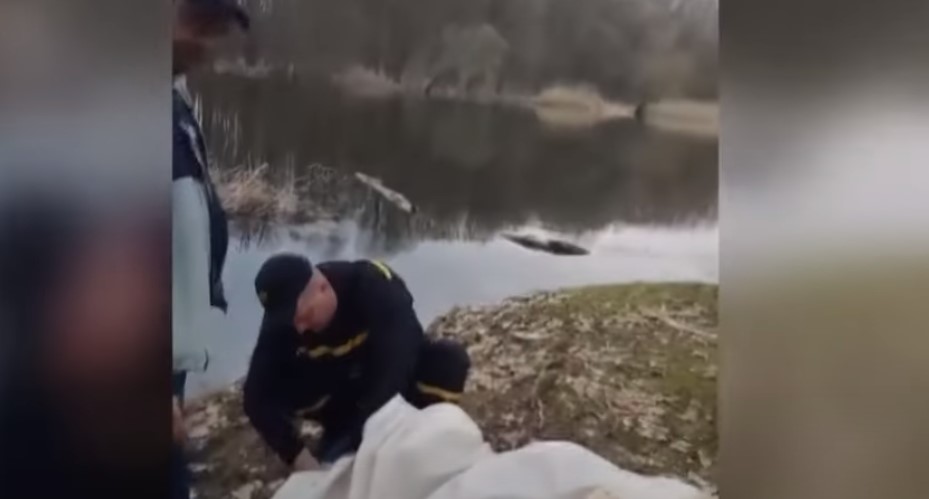 На Харьковщине бобер пришел в гости к пожарным