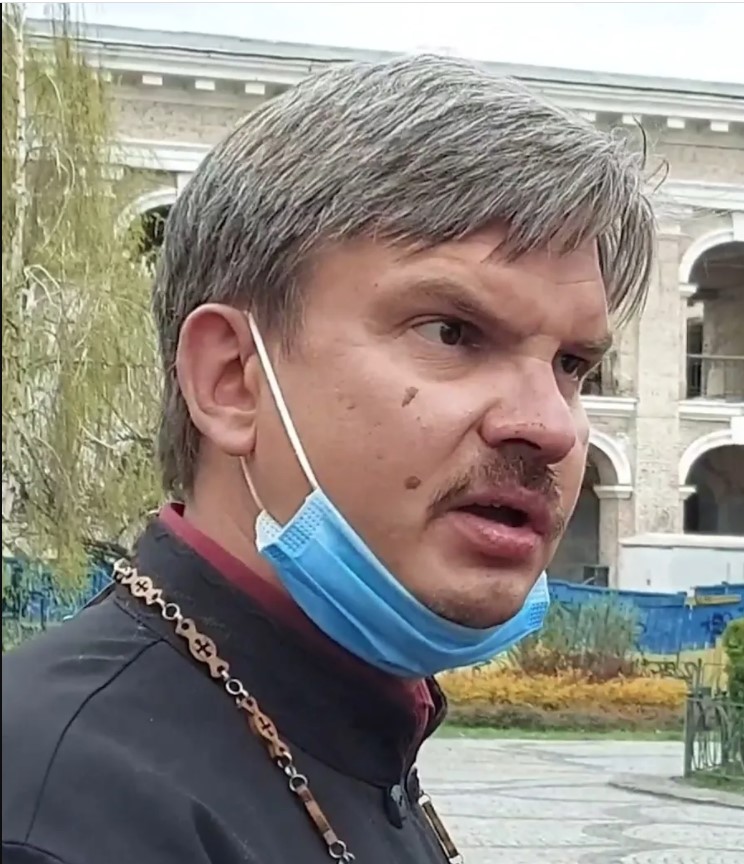 На Подоле в Киеве пьяный священник бросался на людей