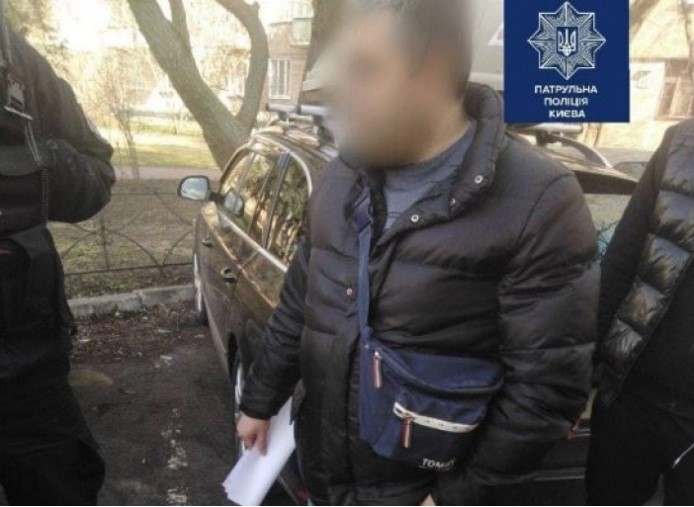На АЗС в Киеве покупатель плюнул в лицо женщине на просьбу надеть маску